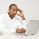 man-using-laptop-travail-et-droits